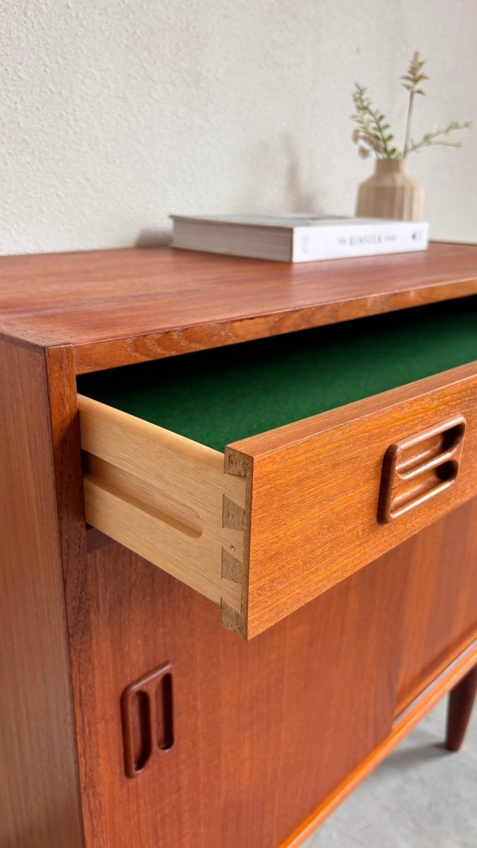 
                  
                    Vintage sideboard schuifdeurtjes - LOUI.STORE
                  
                