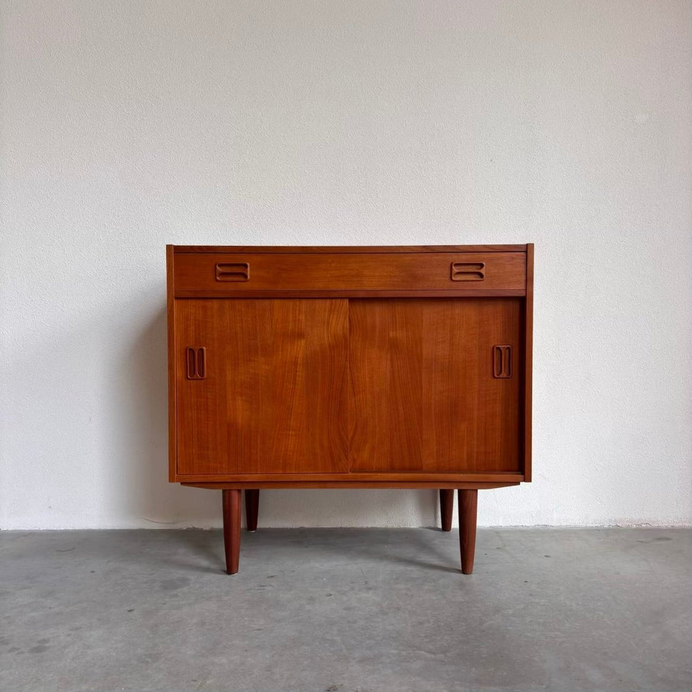 
                  
                    Vintage sideboard schuifdeurtjes - LOUI.STORE
                  
                