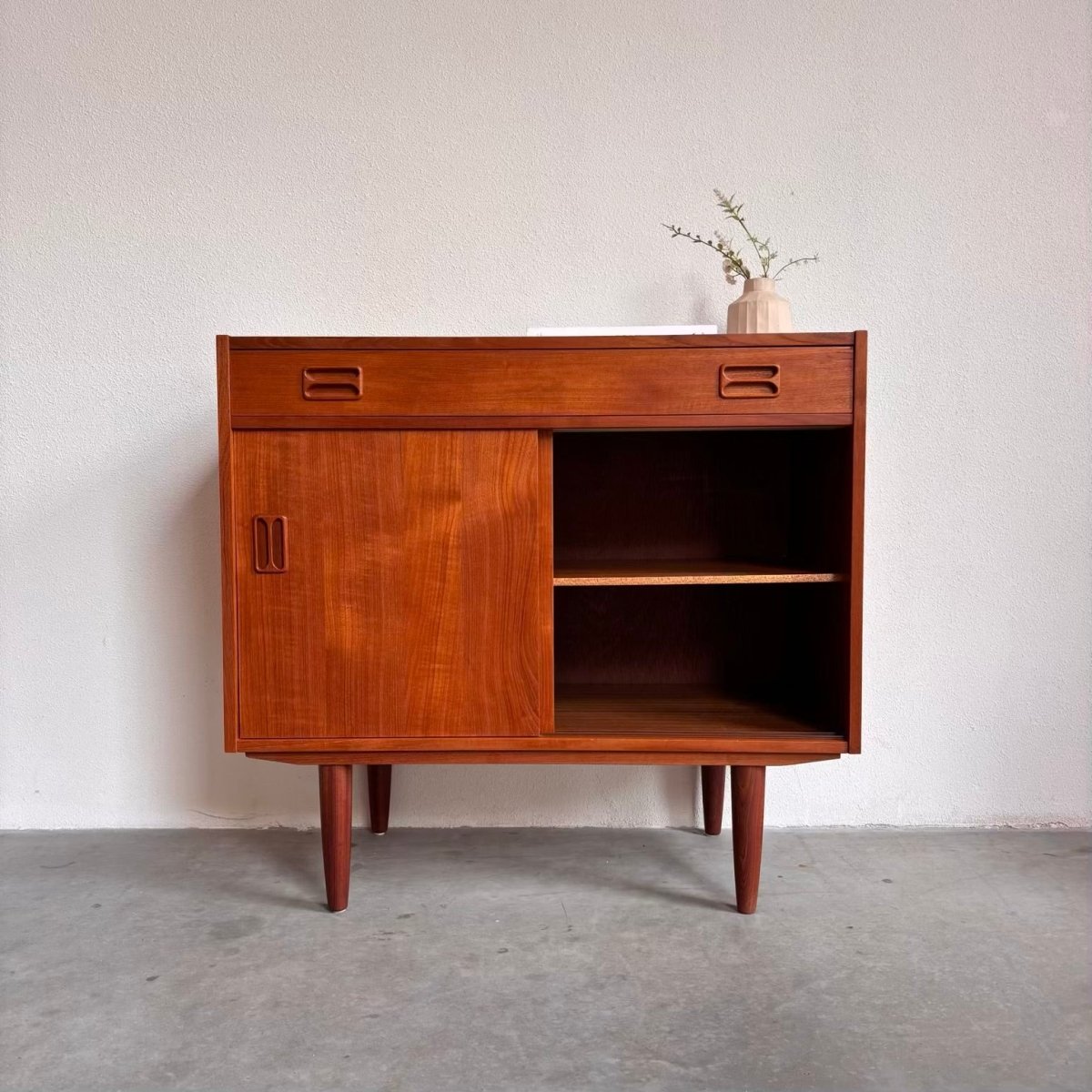 
                  
                    Vintage sideboard schuifdeurtjes - LOUI.STORE
                  
                