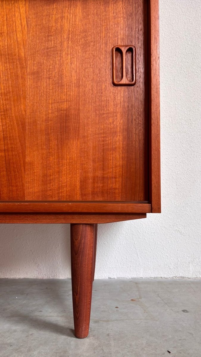 
                  
                    Vintage sideboard schuifdeurtjes - LOUI.STORE
                  
                