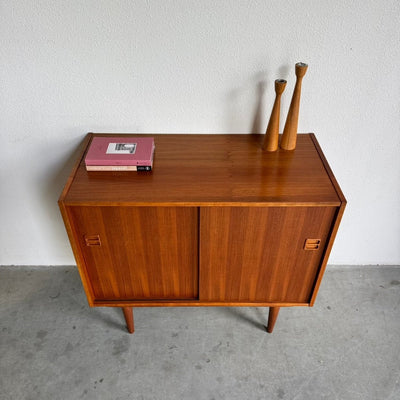 
                  
                    Vintage sideboard schuifdeurtjes teak - LOUI
                  
                