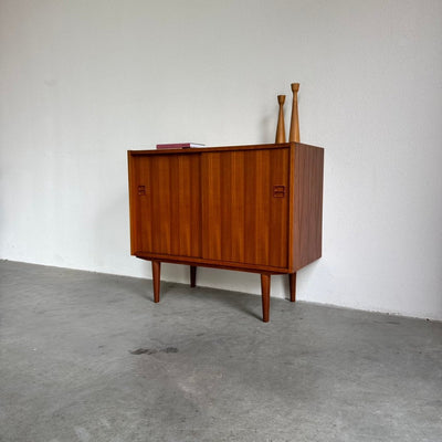 
                  
                    Vintage sideboard schuifdeurtjes teak - LOUI
                  
                