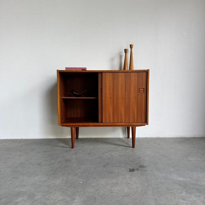 
                  
                    Vintage sideboard schuifdeurtjes teak - LOUI
                  
                
