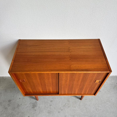 
                  
                    Vintage sideboard schuifdeurtjes teak - LOUI
                  
                