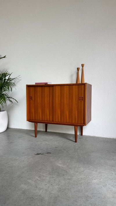 
                  
                    Vintage sideboard schuifdeurtjes teak - LOUI
                  
                