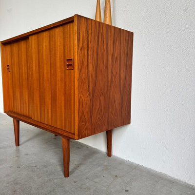 
                  
                    Vintage sideboard schuifdeurtjes teak - LOUI
                  
                