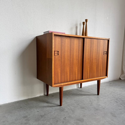 
                  
                    Vintage sideboard schuifdeurtjes teak - LOUI
                  
                