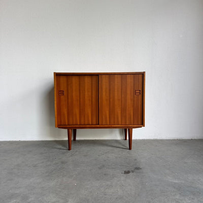 
                  
                    Vintage sideboard schuifdeurtjes teak - LOUI
                  
                