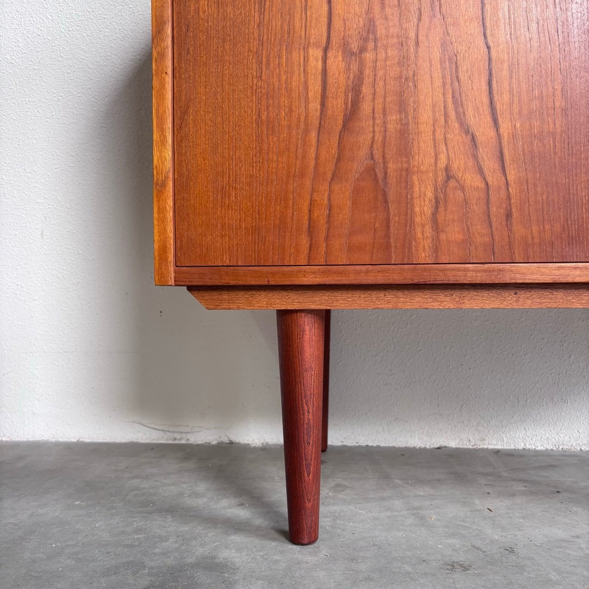 
                  
                    Vintage sideboard schuifdeurtjes teak - LOUI.STORE
                  
                