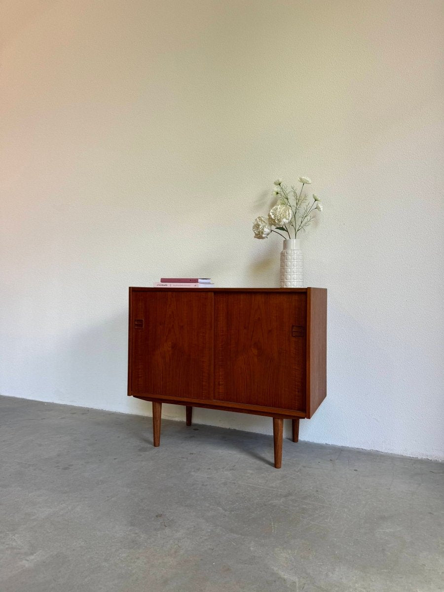 
                  
                    Vintage sideboard schuifdeurtjes teak - LOUI.STORE
                  
                