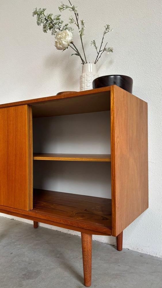 
                  
                    Vintage sideboard schuifdeurtjes teak - LOUI.STORE
                  
                