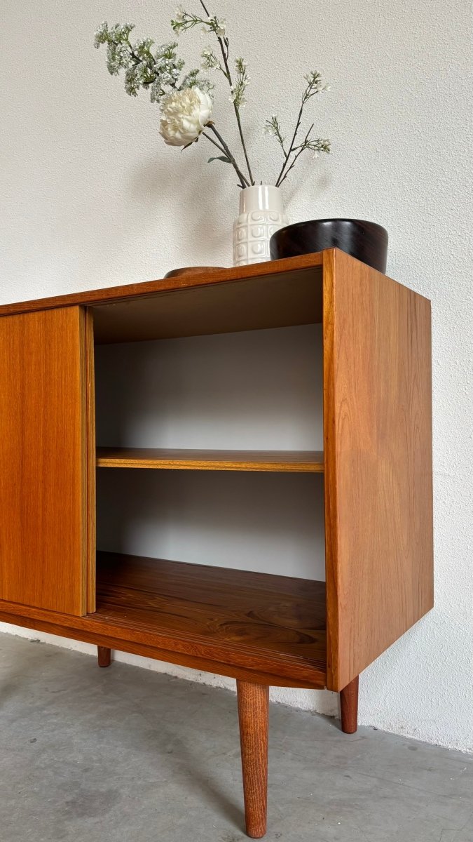 
                  
                    Vintage sideboard schuifdeurtjes teak - LOUI.STORE
                  
                