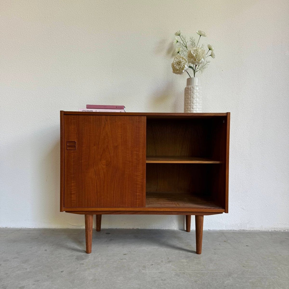 
                  
                    Vintage sideboard schuifdeurtjes teak - LOUI.STORE
                  
                