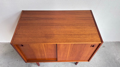 
                  
                    Vintage sideboard schuifdeurtjes teak - LOUI.STORE
                  
                