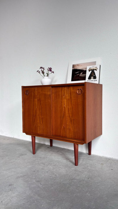 
                  
                    Vintage sideboard schuifdeurtjes teak - LOUI.STORE
                  
                