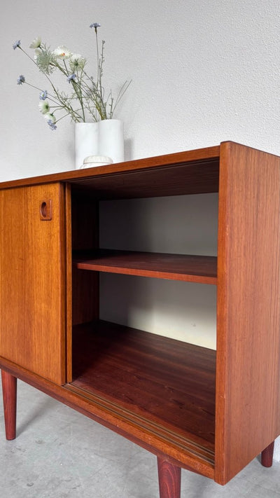 
                  
                    Vintage sideboard schuifdeurtjes teak - LOUI.STORE
                  
                