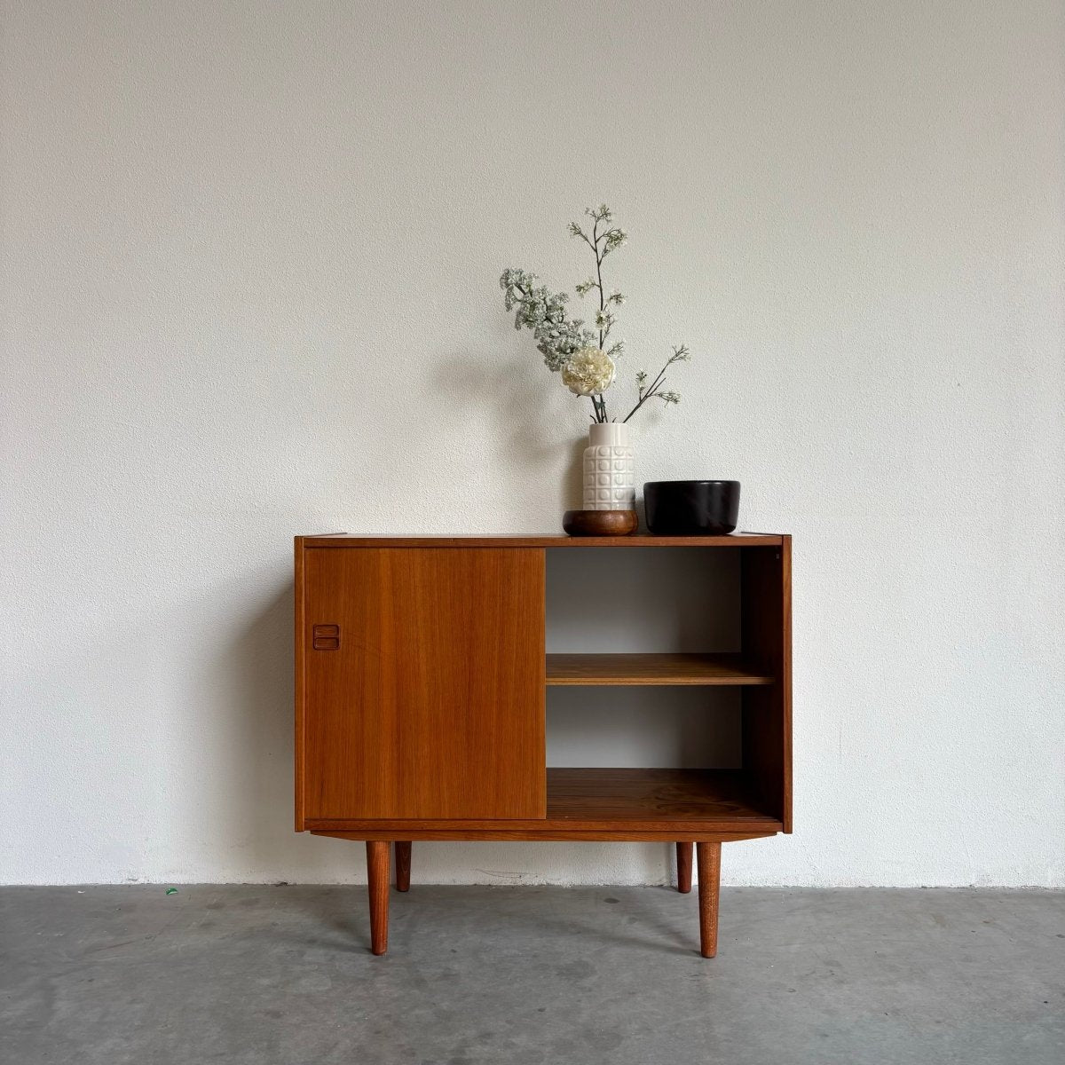 Vintage sideboard schuifdeurtjes teak - LOUI.STORE