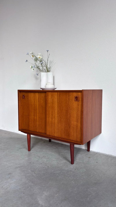 
                  
                    Vintage sideboard schuifdeurtjes teak - LOUI.STORE
                  
                