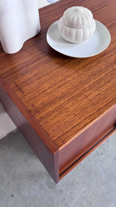 
                  
                    Vintage sideboard schuifdeurtjes teak - LOUI.STORE
                  
                