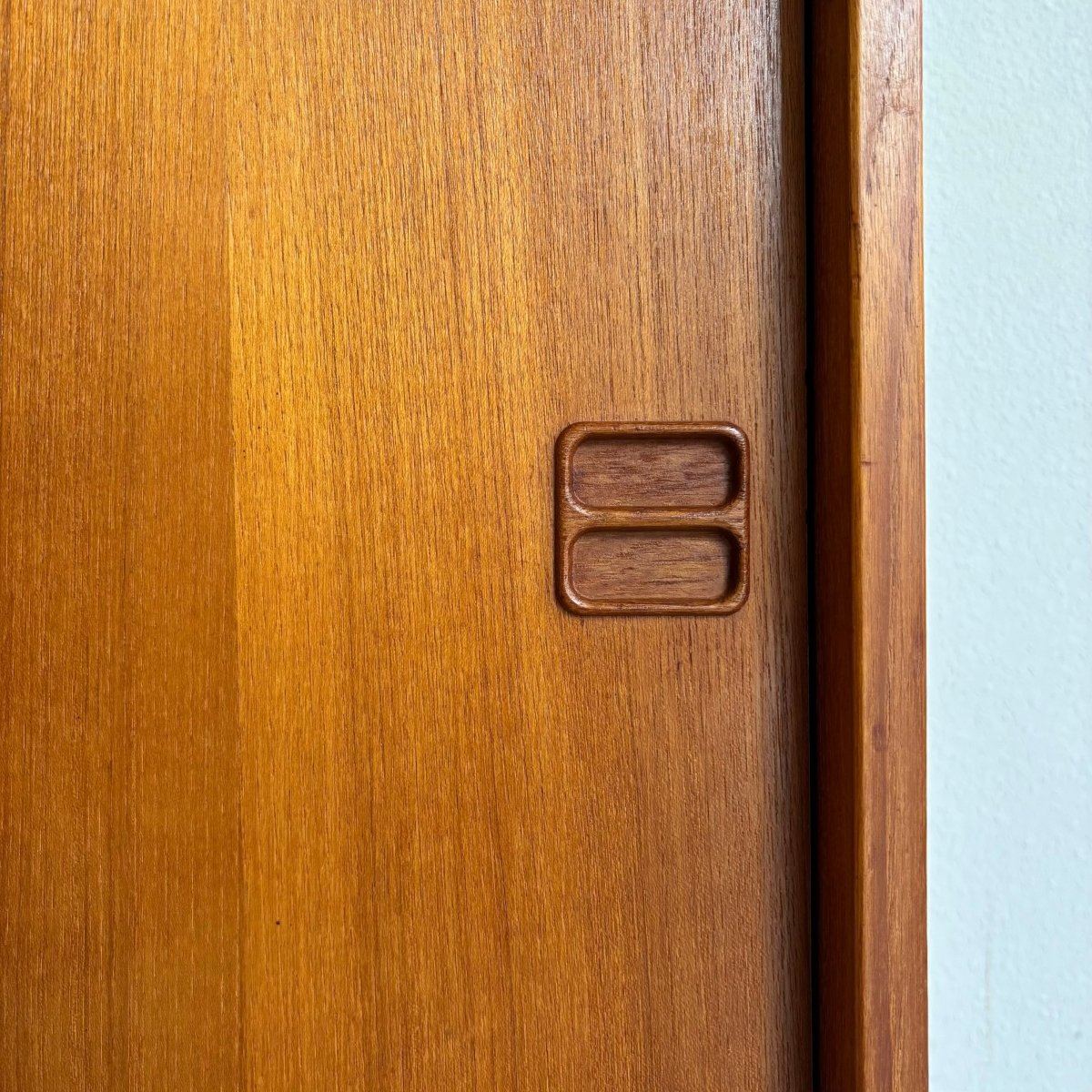 
                  
                    Vintage sideboard schuifdeurtjes teak - LOUI.STORE
                  
                