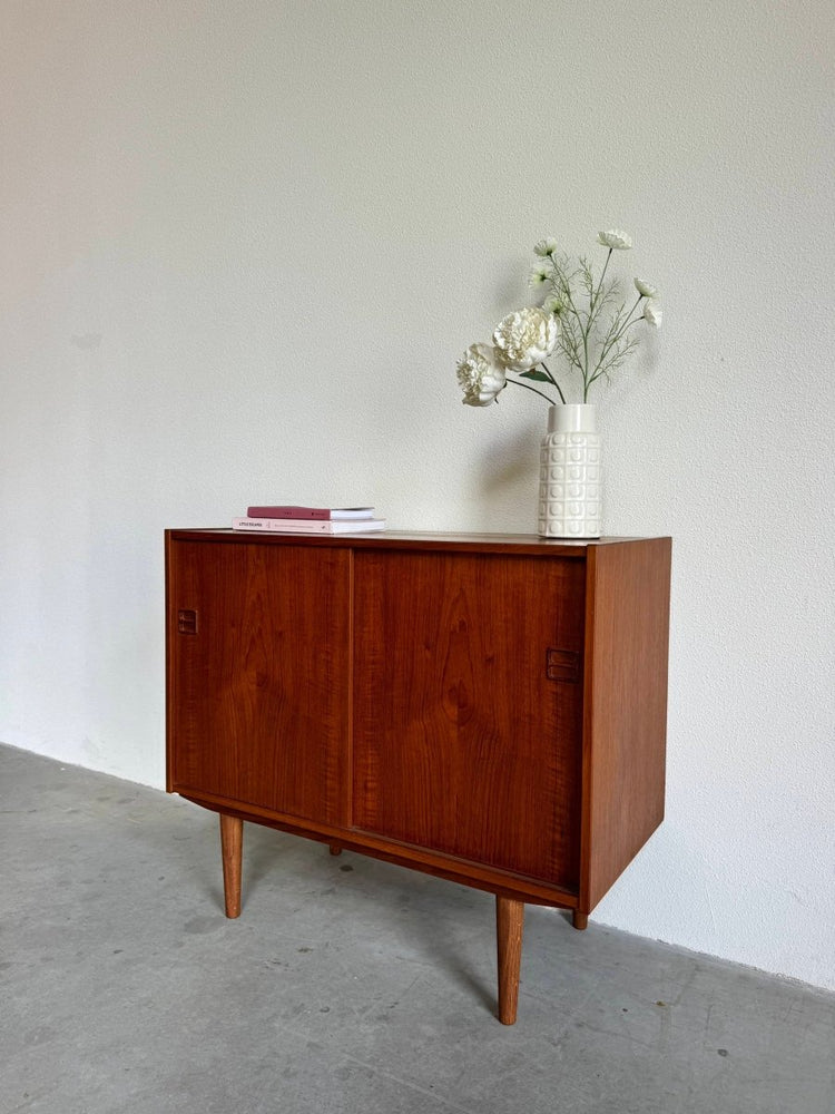 
                  
                    Vintage sideboard schuifdeurtjes teak - LOUI.STORE
                  
                