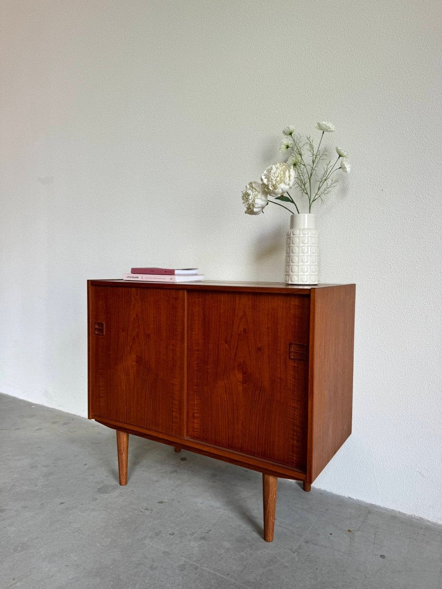 
                  
                    Vintage sideboard schuifdeurtjes teak - LOUI.STORE
                  
                