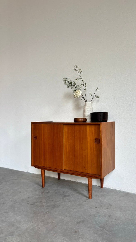 
                  
                    Vintage sideboard schuifdeurtjes teak - LOUI.STORE
                  
                
