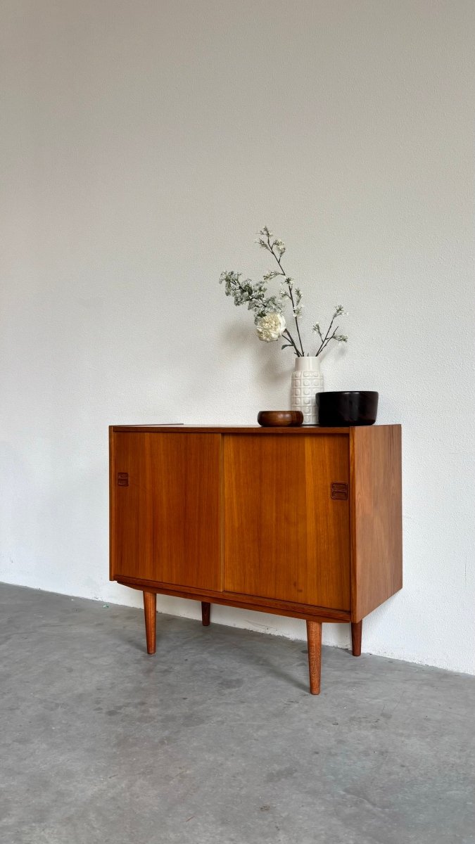 
                  
                    Vintage sideboard schuifdeurtjes teak - LOUI.STORE
                  
                