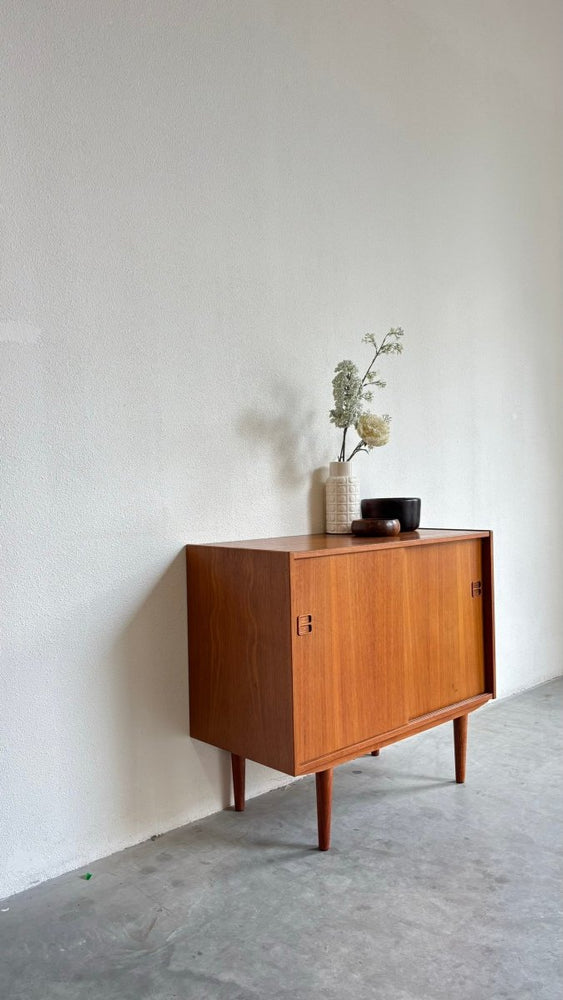 
                  
                    Vintage sideboard schuifdeurtjes teak - LOUI.STORE
                  
                