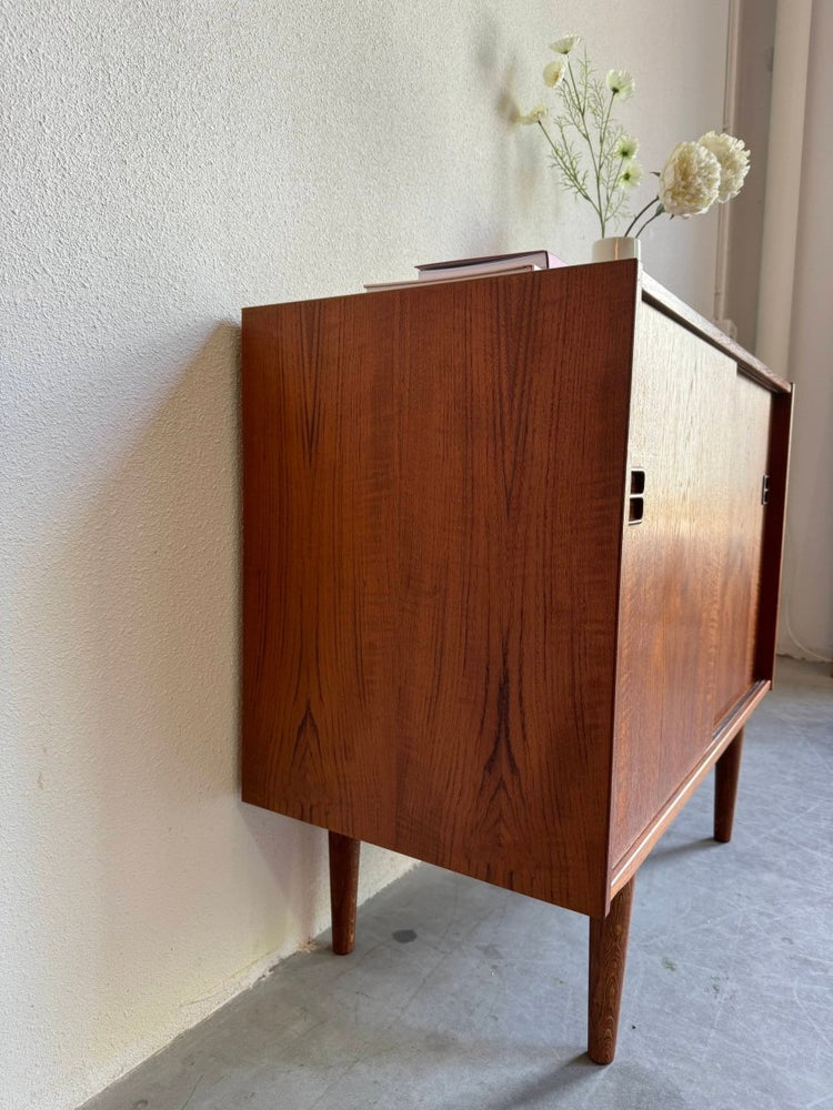 
                  
                    Vintage sideboard schuifdeurtjes teak - LOUI.STORE
                  
                