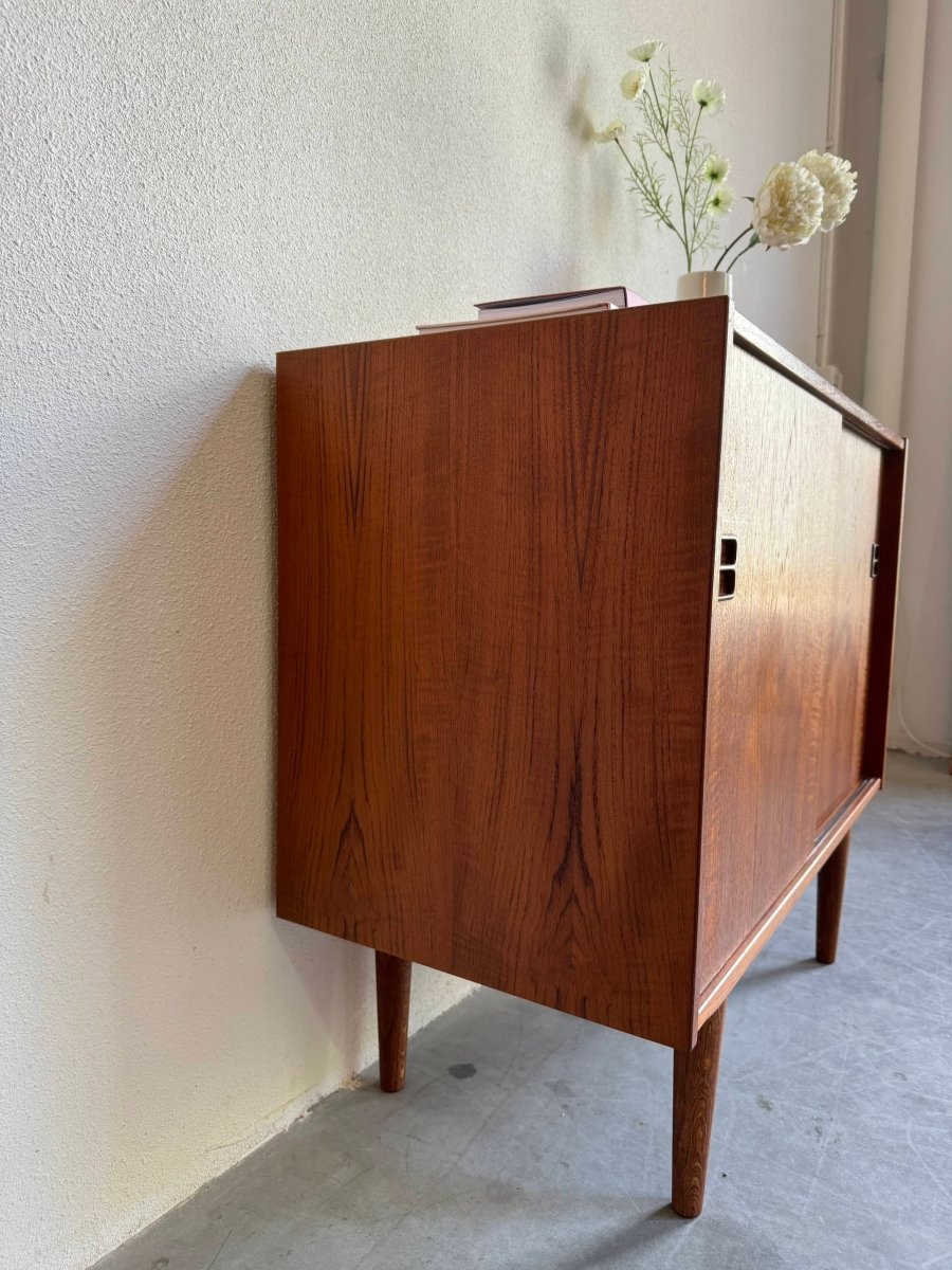 
                  
                    Vintage sideboard schuifdeurtjes teak - LOUI.STORE
                  
                