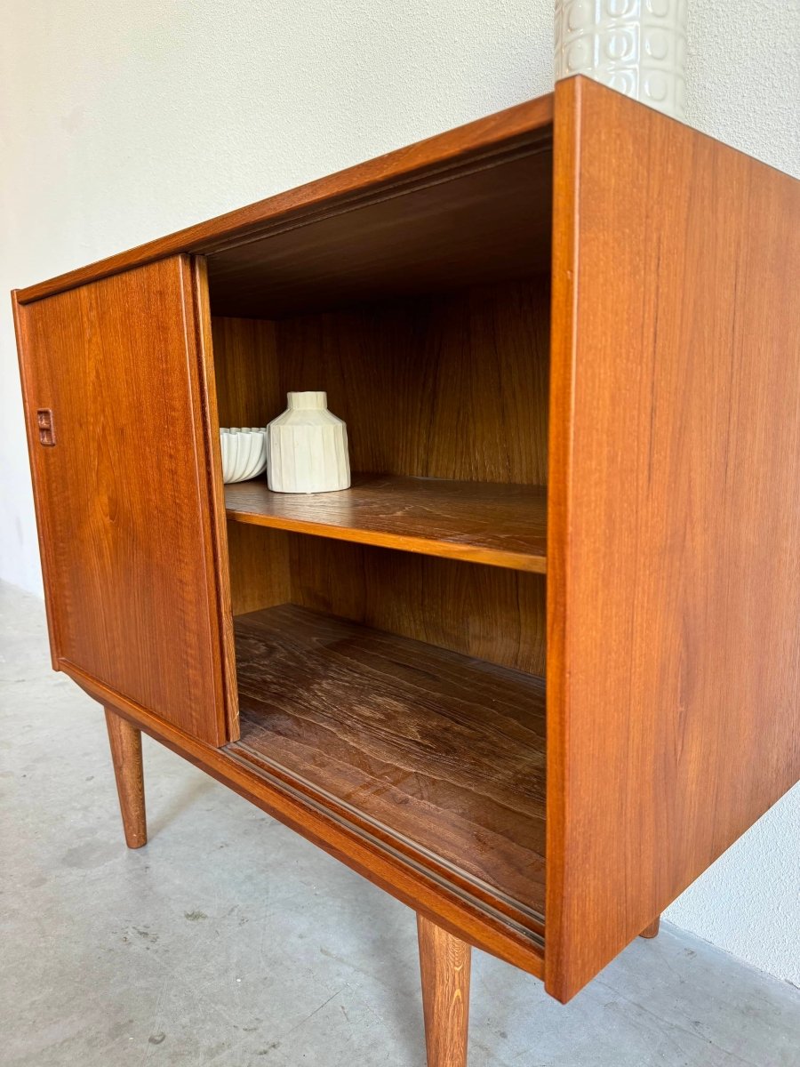
                  
                    Vintage sideboard schuifdeurtjes teak - LOUI.STORE
                  
                