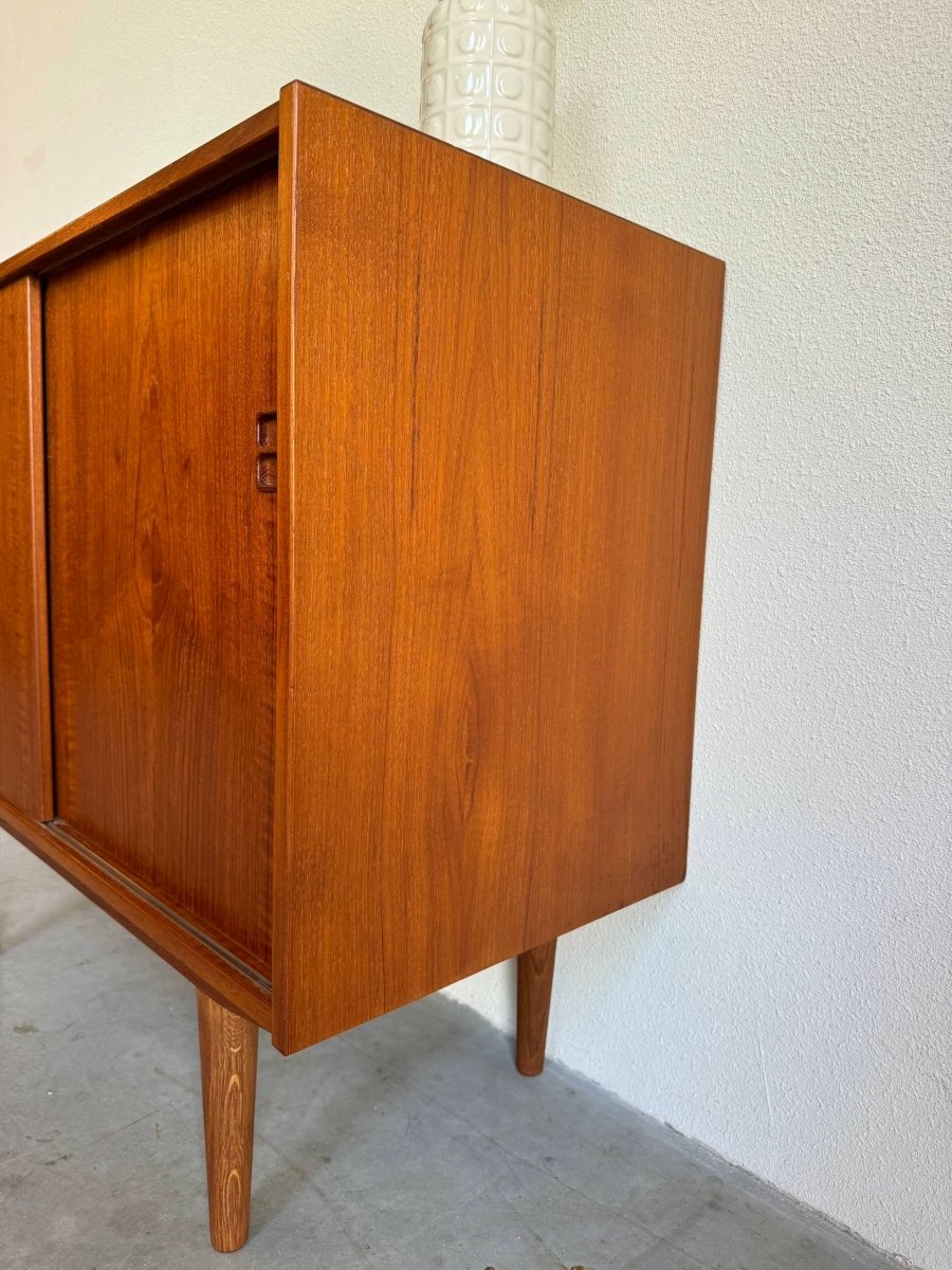 
                  
                    Vintage sideboard schuifdeurtjes teak - LOUI.STORE
                  
                