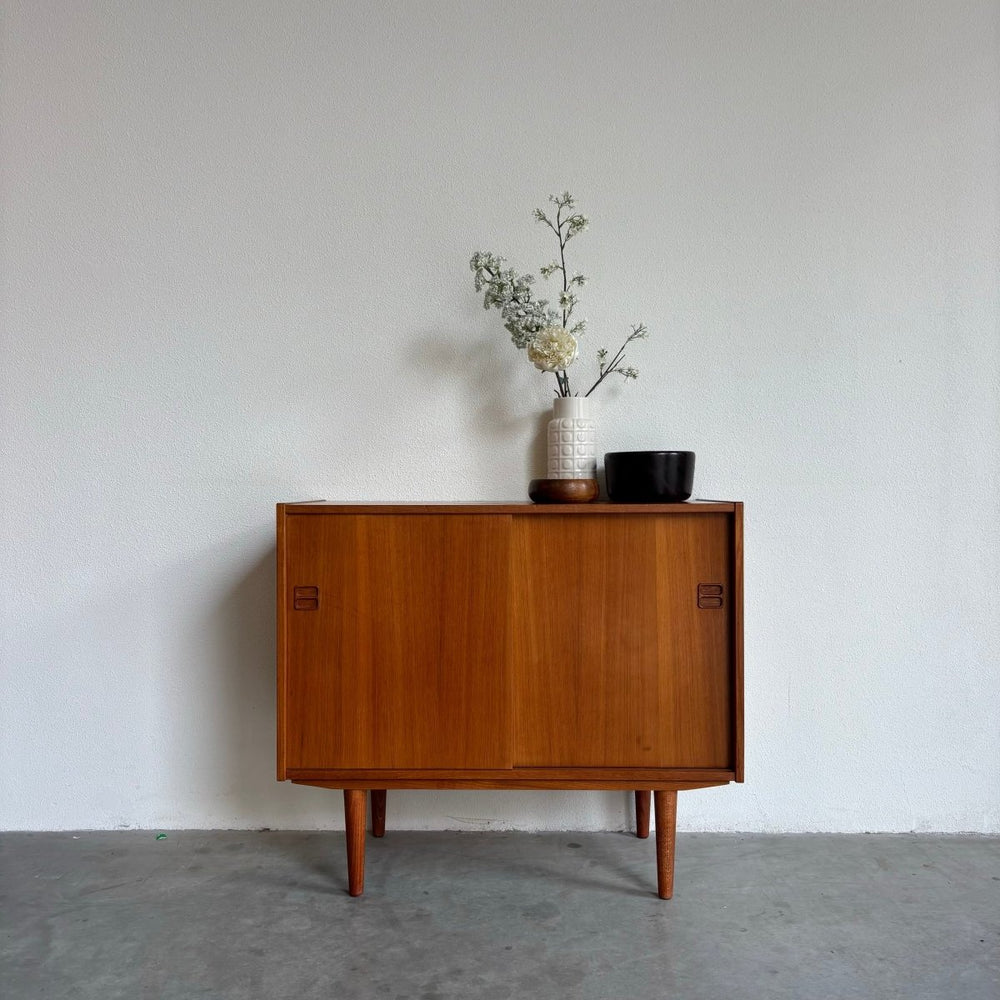 Vintage sideboard schuifdeurtjes teak - LOUI.STORE