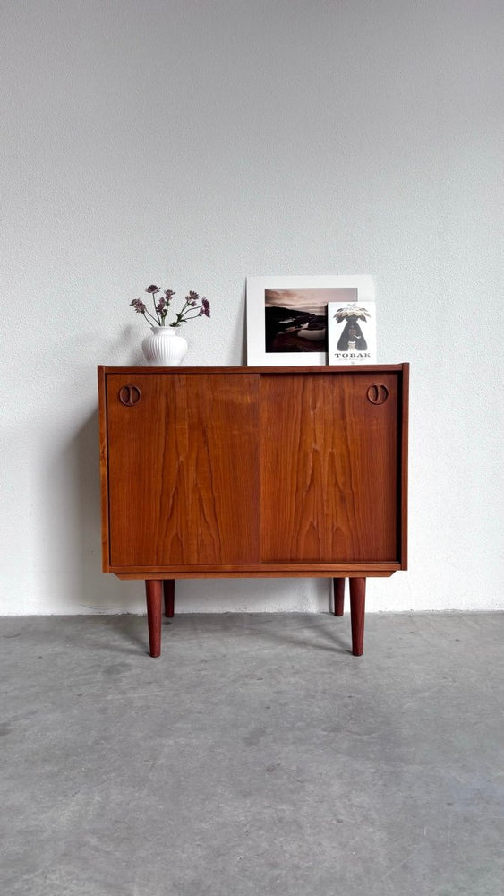 
                  
                    Vintage sideboard schuifdeurtjes teak - LOUI.STORE
                  
                