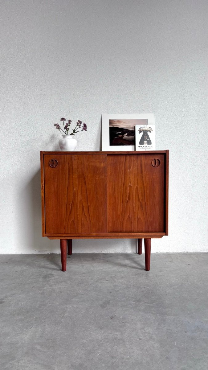 
                  
                    Vintage sideboard schuifdeurtjes teak - LOUI.STORE
                  
                