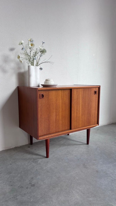 
                  
                    Vintage sideboard schuifdeurtjes teak - LOUI.STORE
                  
                