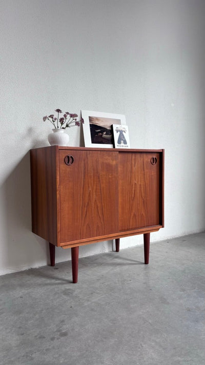
                  
                    Vintage sideboard schuifdeurtjes teak - LOUI.STORE
                  
                
