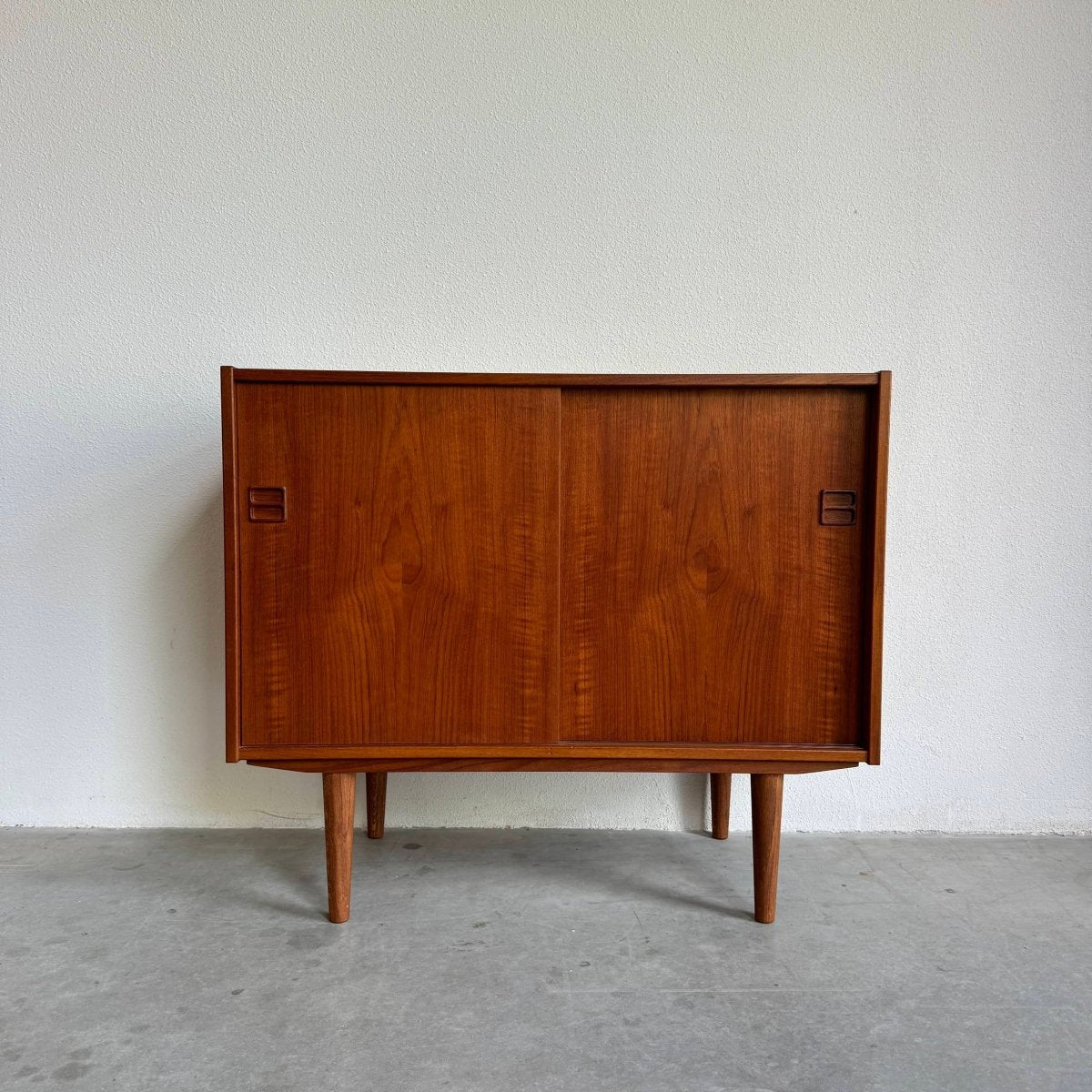 
                  
                    Vintage sideboard schuifdeurtjes teak - LOUI.STORE
                  
                