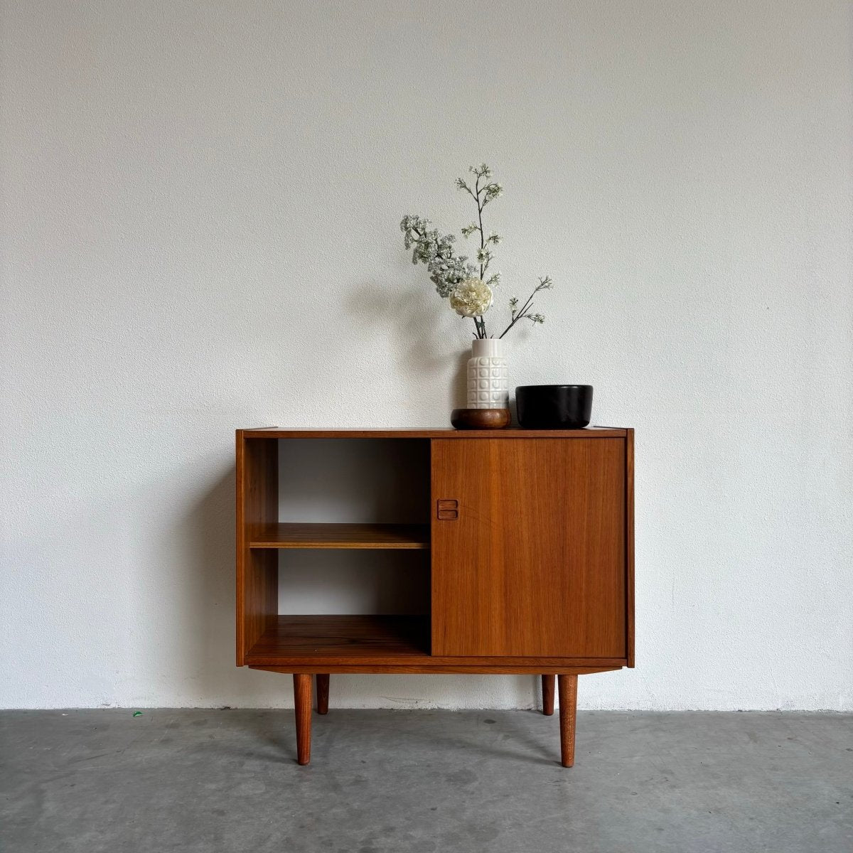 
                  
                    Vintage sideboard schuifdeurtjes teak - LOUI.STORE
                  
                