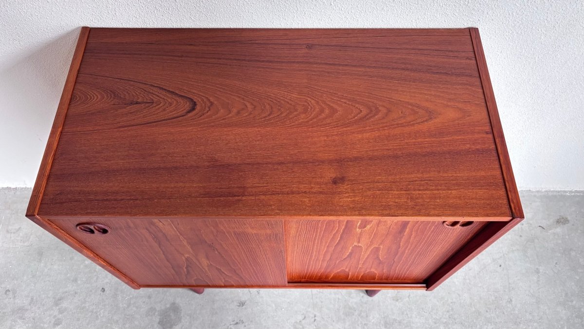 
                  
                    Vintage sideboard schuifdeurtjes teak - LOUI.STORE
                  
                