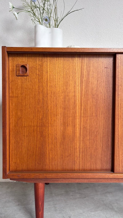 
                  
                    Vintage sideboard schuifdeurtjes teak - LOUI.STORE
                  
                