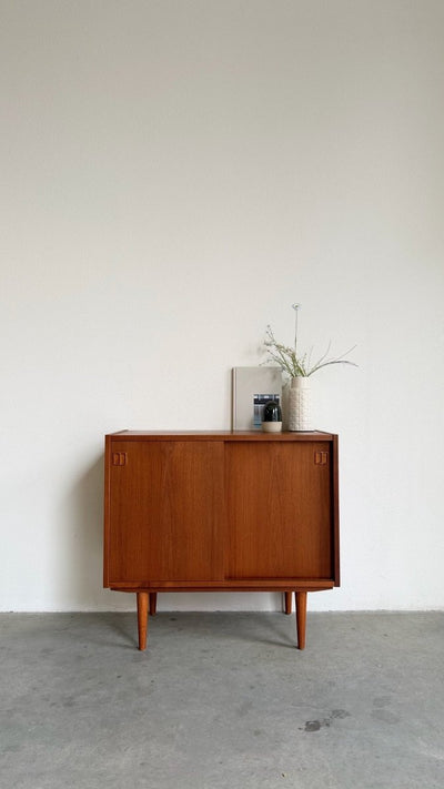 
                  
                    Vintage sideboard schuifdeurtjes vierkant handvat - LOUI
                  
                