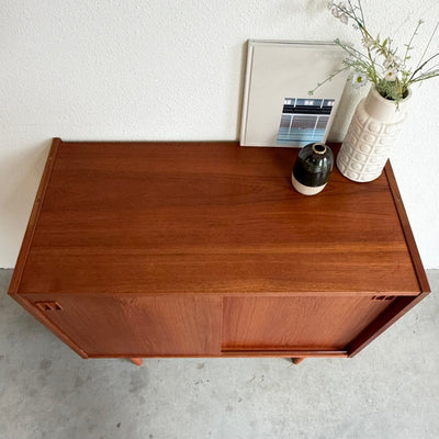
                  
                    Vintage sideboard schuifdeurtjes vierkant handvat - LOUI
                  
                