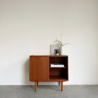 
                  
                    Vintage sideboard schuifdeurtjes vierkant handvat - LOUI
                  
                