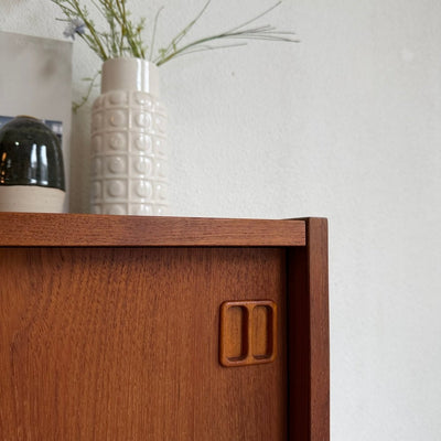 
                  
                    Vintage sideboard schuifdeurtjes vierkant handvat - LOUI
                  
                