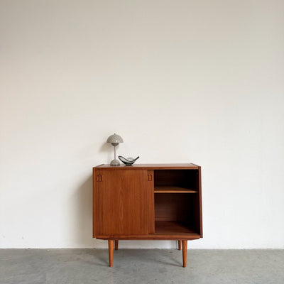 
                  
                    Vintage sideboard schuifdeurtjes vierkant handvat - LOUI
                  
                