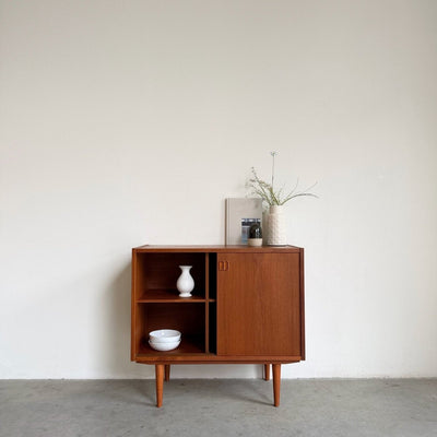 
                  
                    Vintage sideboard schuifdeurtjes vierkant handvat - LOUI
                  
                