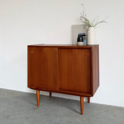 
                  
                    Vintage sideboard schuifdeurtjes vierkant handvat - LOUI
                  
                
