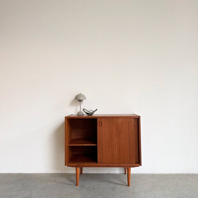 
                  
                    Vintage sideboard schuifdeurtjes vierkant handvat - LOUI
                  
                